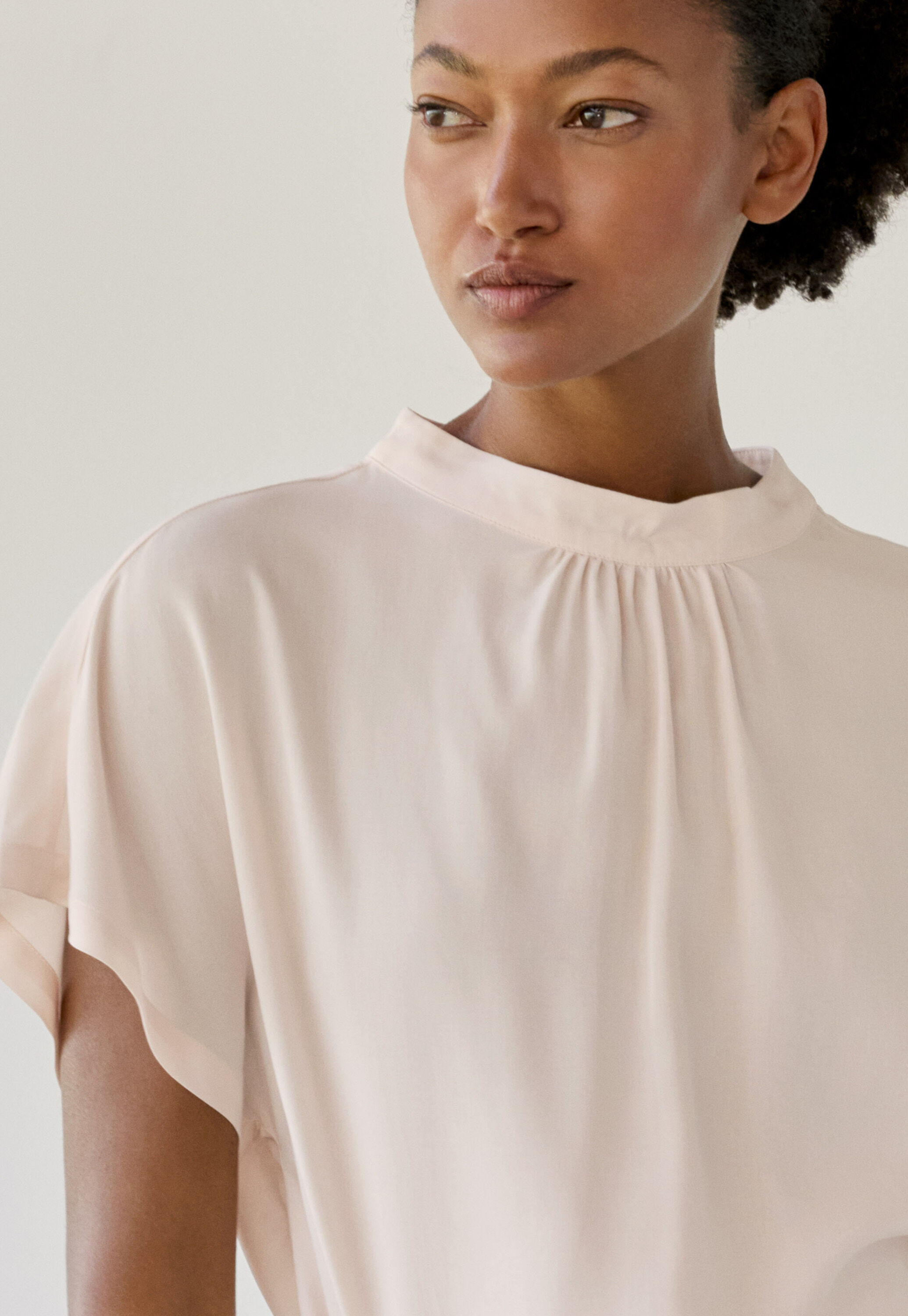 Bluse mit geschwungenen &Auml;rmeln