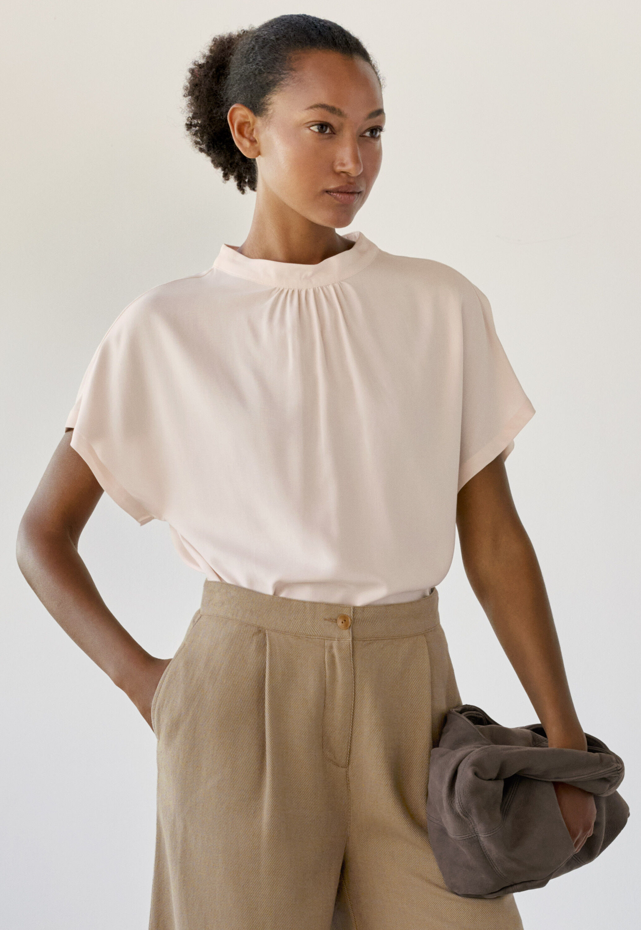 Bluse mit geschwungenen &Auml;rmeln