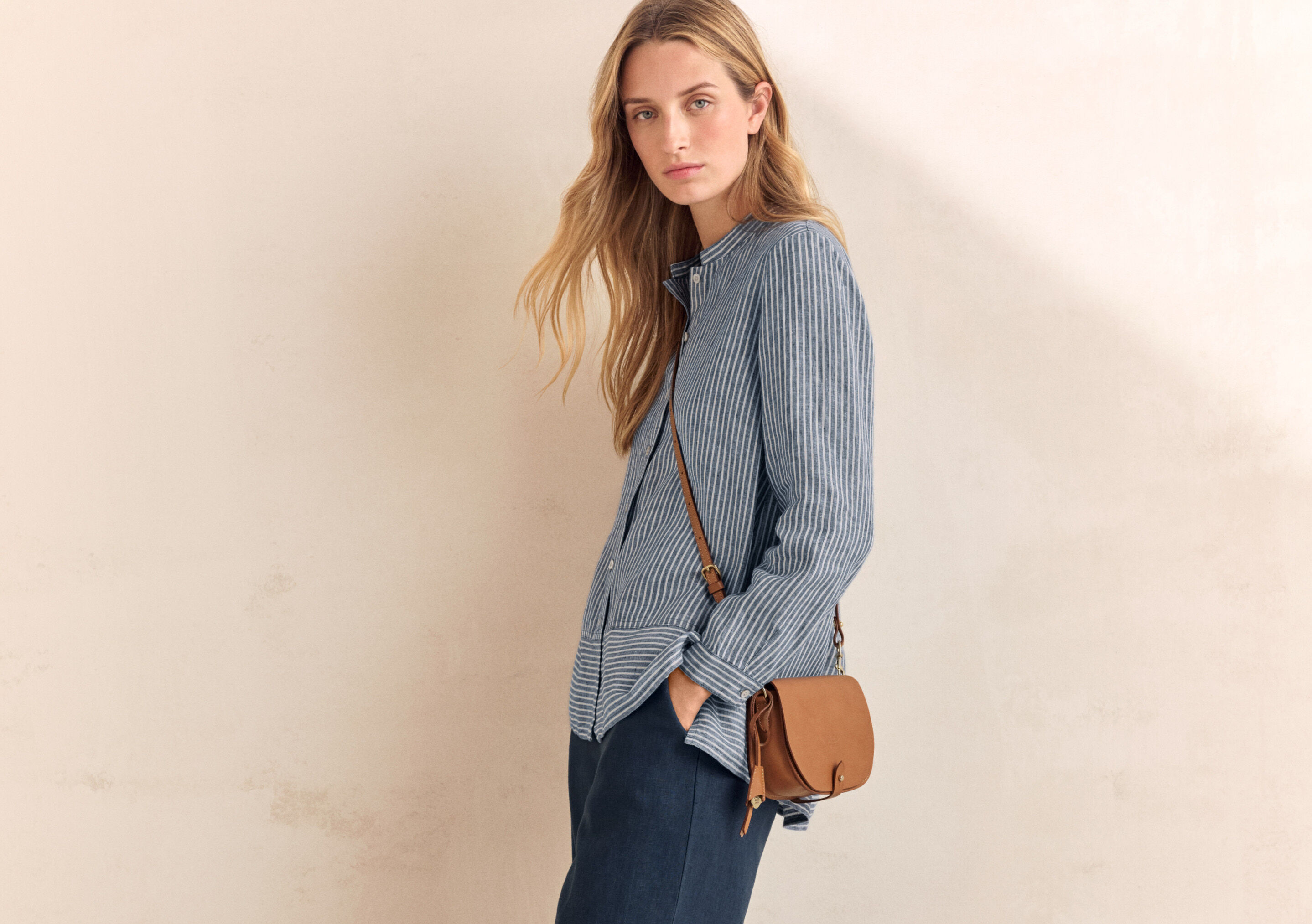 Bluse mit eingewebtem Kreuzmuster