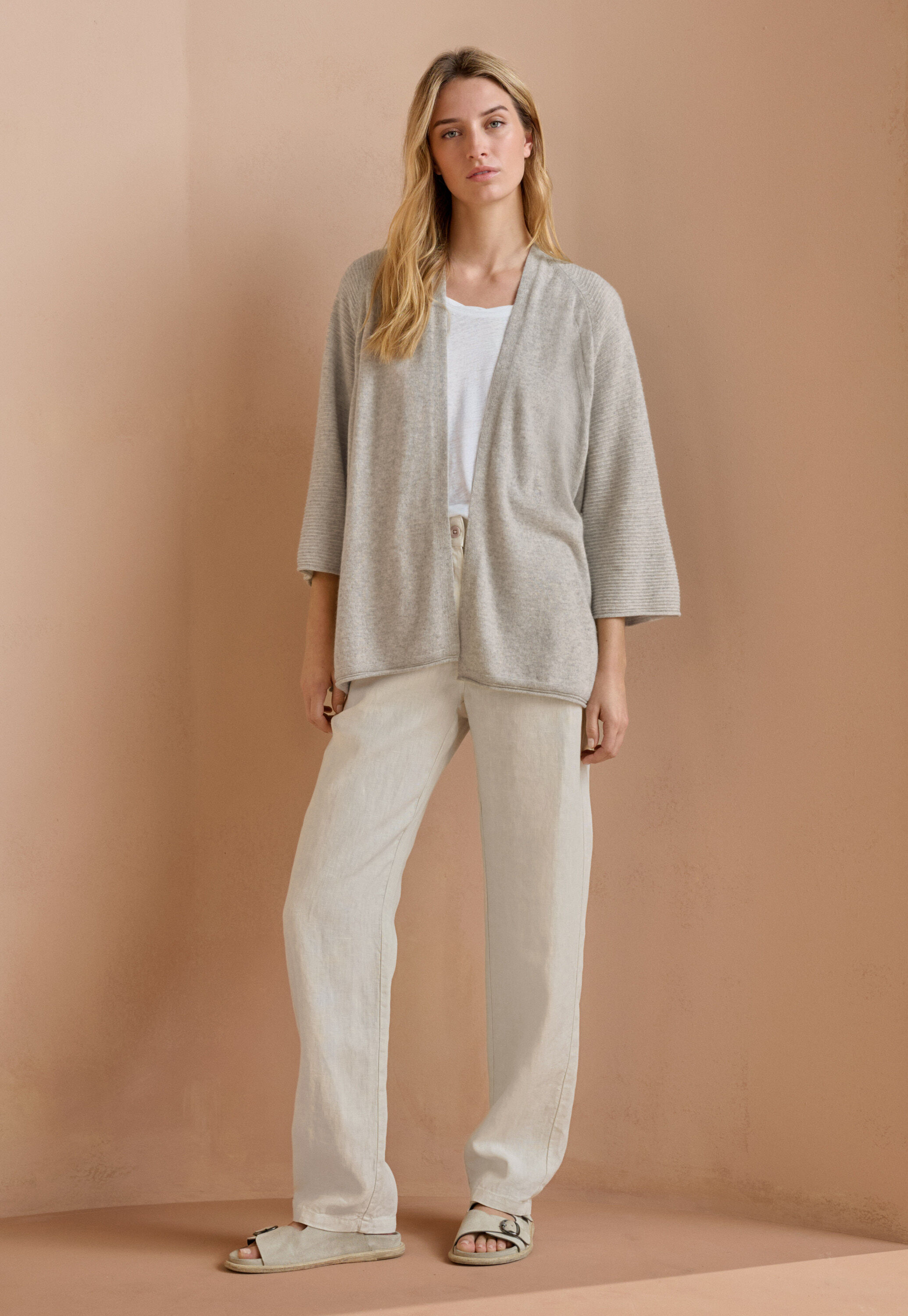 Bluse mit eingewebtem Kreuzmuster