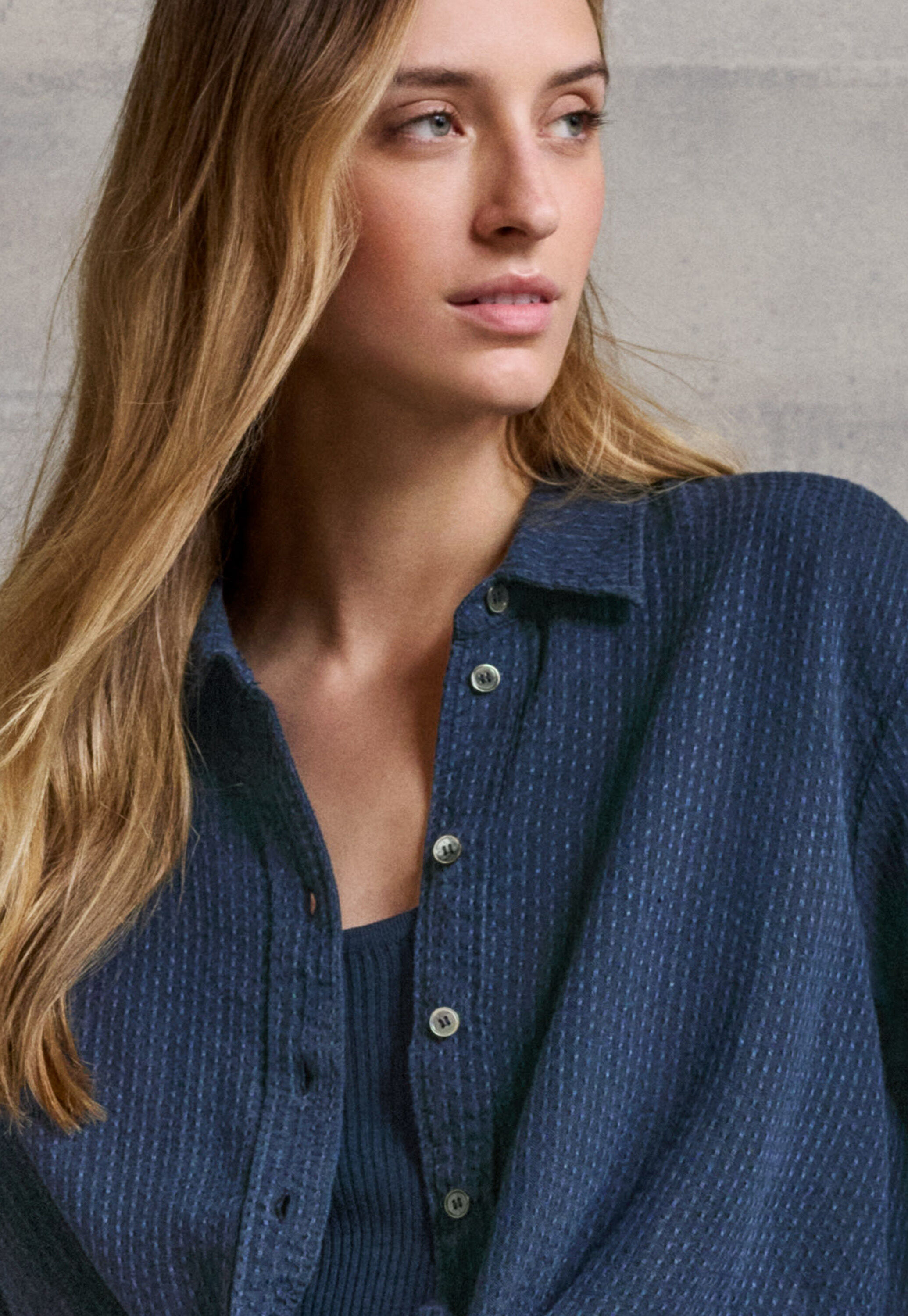 Bluse mit eingewebtem Kreuzmuster