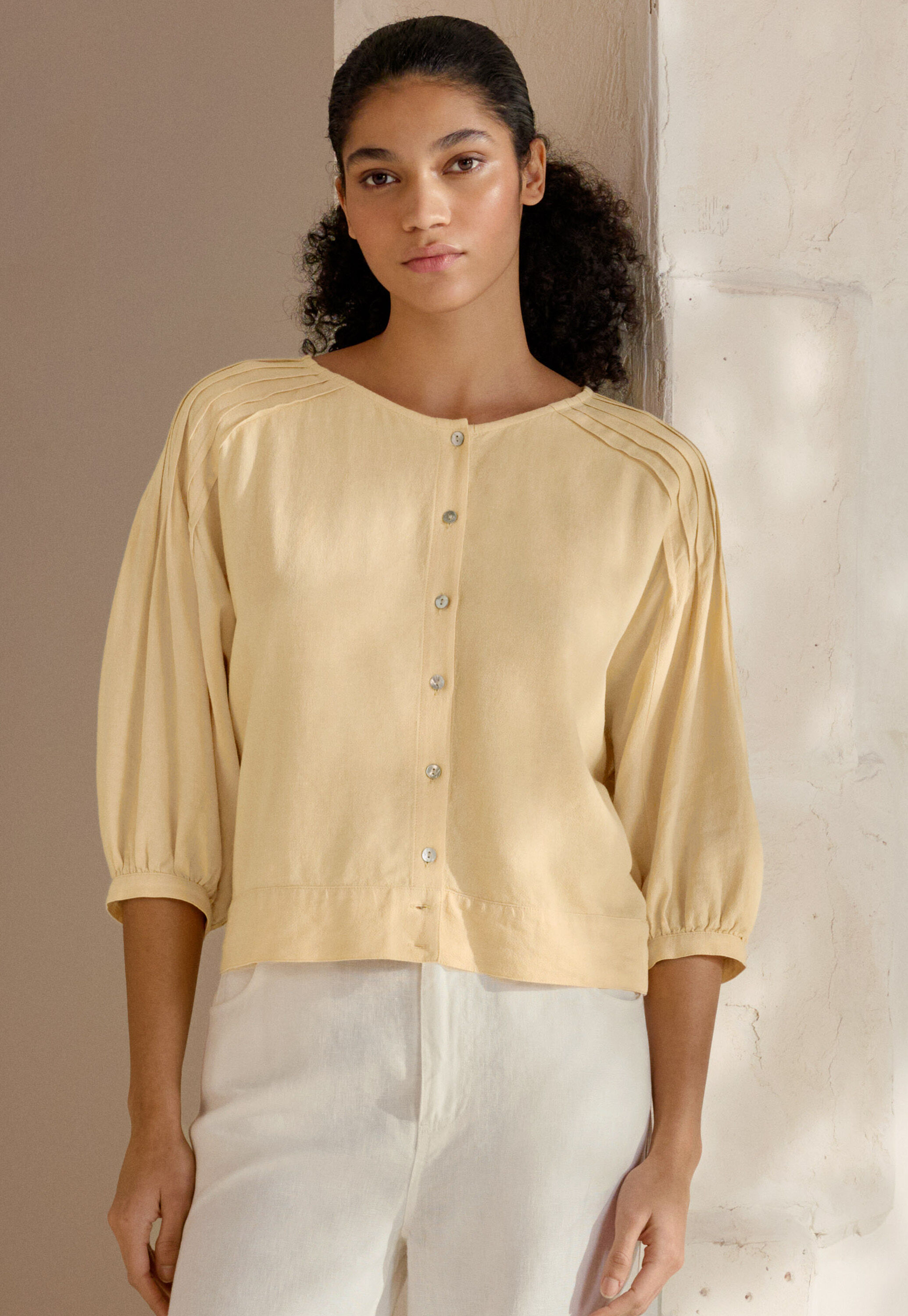 Bluse mit geschwungenen &Auml;rmeln